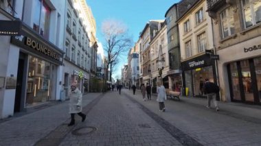 Lüksemburg Şehri - 13 Ocak 2025 - yaya bölgesinde yürüyen insanlar (Grand Rue)