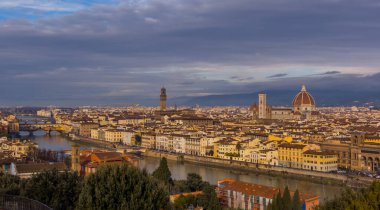 Floransa, İtalya - 14 Aralık 2024 - Piazzale Michelangelo 'dan Floransa' nın panoramik manzarası