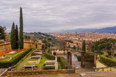 Floransa, İtalya - 14 Aralık 2024 - San Miniato al Monte Bazilikası 'ndan Floransa' nın güzel manzarası