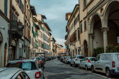 Florence, İtalya - 15 Aralık 2024 - Floransa 'nın merkezinde gizli sokak sahnesi