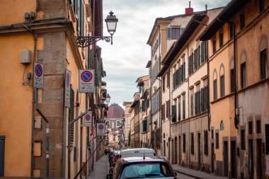 Florence, İtalya - 15 Aralık 2024 - Floransa 'nın merkezinde gizli sokak sahnesi