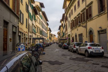 Florence, İtalya - 15 Aralık 2024 - Floransa 'nın merkezinde gizli sokak sahnesi