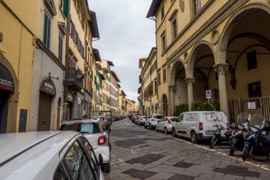 Florence, İtalya - 15 Aralık 2024 - Floransa 'nın merkezinde gizli sokak sahnesi