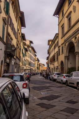 Florence, İtalya - 15 Aralık 2024 - Floransa 'nın merkezinde gizli sokak sahnesi