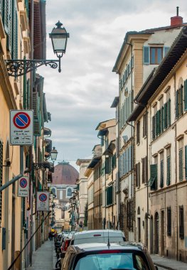 Florence, İtalya - 15 Aralık 2024 - Floransa 'nın merkezinde gizli sokak sahnesi