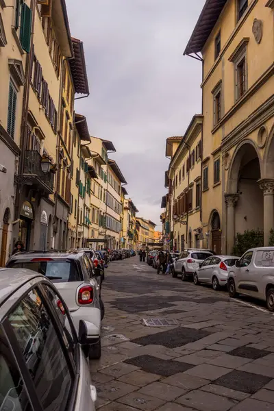 Florence, İtalya - 15 Aralık 2024 - Floransa 'nın merkezinde gizli sokak sahnesi