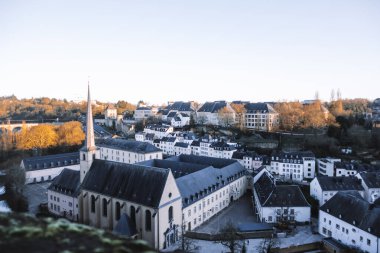 Kışın Lüksemburg şehrinin güzel panoramik günbatımı manzarası