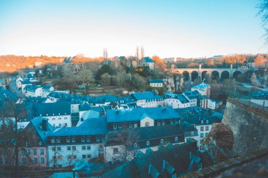 Kışın Lüksemburg şehrinin güzel panoramik günbatımı manzarası