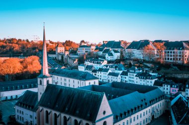 Kışın Lüksemburg şehrinin güzel panoramik günbatımı manzarası