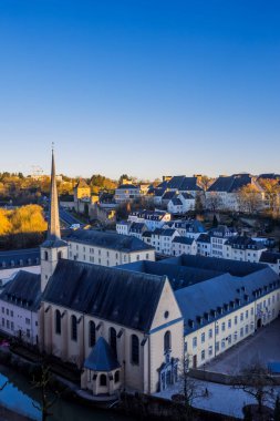Kışın Lüksemburg şehrinin güzel gün batımı manzarası