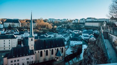 Corniche Walk 'tan Lüksemburg' un (Grund) aşağı kasabasının panoramik manzarası