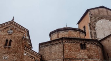 İtalya 'nın Bologna kentinde bulutlu bir günde Santo Stefano Sığınağı (Yedi Kilise)