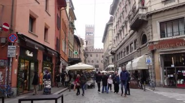 Bolonya, İtalya - 16 Aralık 2024 - sisli bir günde merkez Bolonya 'da sokak sahnesi