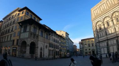 Floransa, İtalya - 14 Aralık 2024 - Piazza della Signoria 'da turistler
