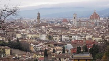 Floransa, İtalya - 14 Aralık 2024 - San Miniato al Monte Bazilikası 'ndan Floransa' nın çarpıcı manzarası
