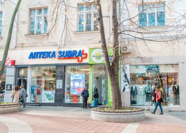 Filibe, Bulgaristan - 4 Şubat 2025 - Plovdiv şehir merkezinde sokak fotoğrafçılığı (Rayko Daskalov yaya sokağı)