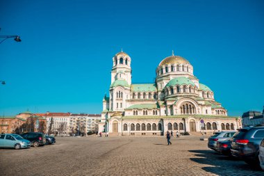 Sofya, Bulgaristan - 1 Şubat 2025 - Saint Alexander Nevsky Katedrali sokak manzarası