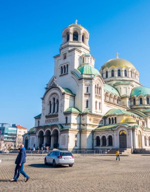 Sofya, Bulgaristan - 1 Şubat 2025 - Saint Alexander Nevsky Katedrali sokak manzarası