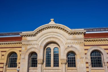 Sofya, Bulgaristan - 1 Şubat 2025 - Sofya Merkez Pazar Salonu sokak manzarası