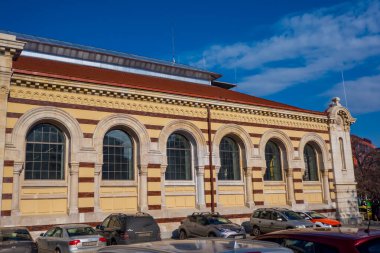 Sofya, Bulgaristan - 1 Şubat 2025 - Sofya Merkez Pazar Salonu sokak manzarası