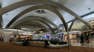 Abu Dabi, BAE - 8 Ocak 2025 - Abu Dabi Zayed Uluslararası Havalimanı 'nın (AUH) kalkış alanı