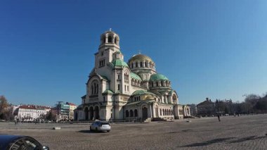 Sofya, Bulgaristan - 1 Şubat 2025 - St. Alexander Nevsky Katedrali 'nin samimi sokak manzarası