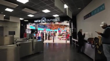Charleroi, Belçika - 1 Şubat 2025 - Brüksel-Güney Charleroi Havaalanı 'ndaki kalkış bölgesi