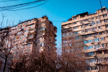 Erivan, Ermenistan - 13 Şubat 2024 - Erivan 'da Sovyet döneminden kalma sosyalist apartman blokları