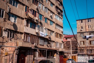 Erivan, Ermenistan - 13 Şubat 2024 - Erivan 'da Sovyet döneminden kalma sosyalist apartman blokları