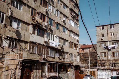 Erivan, Ermenistan - 13 Şubat 2024 - Erivan 'da Sovyet döneminden kalma sosyalist apartman blokları