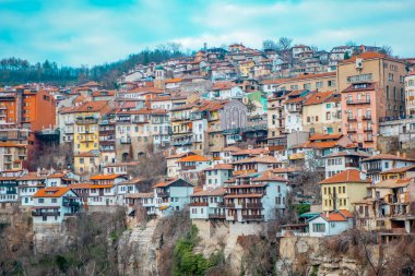 Veliko Tarnovo, Bulgaristan - 7 Şubat 2025 - Tarihi eski Veliko Tarnovo kasabasının Panorama manzarası
