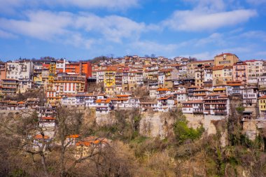 Veliko Tarnovo, Bulgaristan - 7 Şubat 2025 - Tarihi eski Veliko Tarnovo kasabasının Panorama manzarası