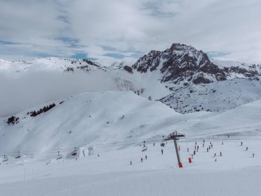 Courchevel, Fransa 'da yamaçlarda kayakçılar