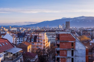 Sofya, Bulgaristan - 2 Şubat 2025 - Sofya 'nın günbatımında hava manzarası
