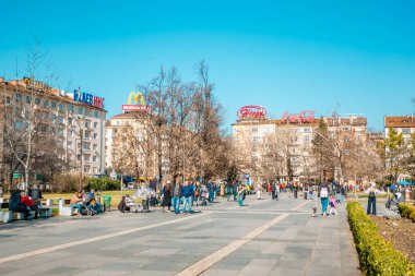 Sofya, Bulgaristan - 2 Şubat 2025 - NDK Parkı 'ndaki insanların samimi görüşü