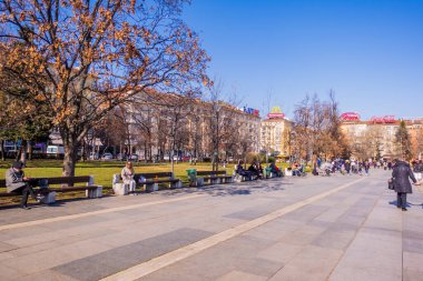 Sofya, Bulgaristan - 2 Şubat 2025 - NDK Parkı 'ndaki insanların samimi görüşü