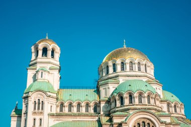 Bulgaristan 'ın Sofya kentindeki Aziz Alexander Nevsky Katedrali' nin sokak manzarası