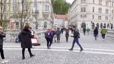 Ljubljana, Slovenya - 5 Şubat 2025 - Ljubljana şehir merkezinde gizli sokak sahnesi