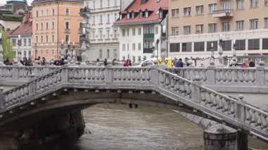 Ljubljana, Slovenya - 31 Ocak 2025 - Ljubljana şehir merkezindeki taş köprüler