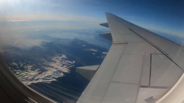 Avrupa Alpleri üzerinde uçma penceresi görüntüsü