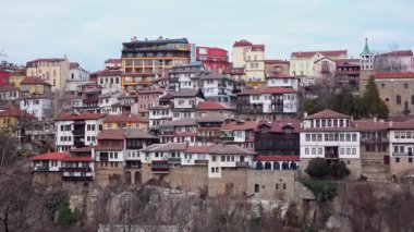 Bulgaristan 'ın Veliko Tarnovo kentindeki tepede geleneksel evler 