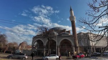 Sofya, Bulgaristan - 1 Şubat 2025 - Sofya Merkez Camii sokak manzarası