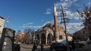 Sofya, Bulgaristan - 1 Şubat 2025 - Sofya Merkez Camii sokak manzarası