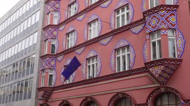 Slovenya 'nın orta Ljubljana kentinde bir binada Sloven ve Avrupa Birliği bayrağı