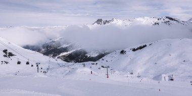 Courchevel, Fransa 'nın yamaçlarındaki güzel karlı dağ manzaraları