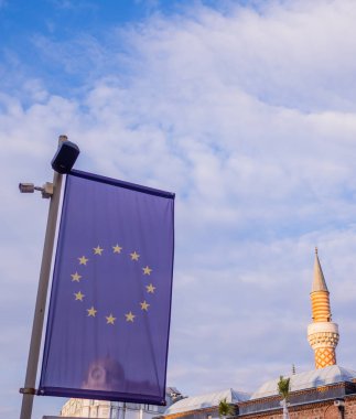 Bulgaristan 'ın Filibe kentinde Avrupa Birliği bayrağı ve Chumaya Camii minaresi