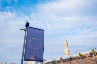 Bulgaristan 'ın Filibe kentinde Avrupa Birliği bayrağı ve Chumaya Camii minaresi