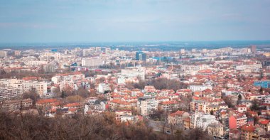 Plovdiv, Bulgaristan - 7 Şubat 2025 - Sovyet Askeri Alyosha Anıtı 'ndan görülen orta Filibe' nin panoramik hava manzarası