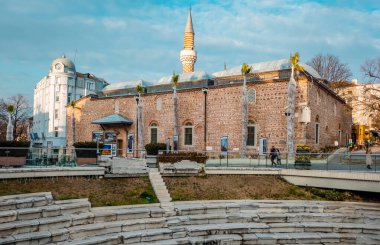 Filibe, Bulgaristan - 7 Şubat 2025 - Dzhumaya Camii sokak manzarası