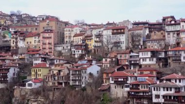 Veliko Tarnovo, Bulgaristan - 5 Şubat 2025 - Bulgaristan 'ın Veliko Tarnovo kentinin güzel dönüm noktası